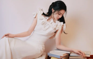 刘浩存一袭白裙身材窈窕优雅 回眸甜笑举止温柔