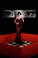 鞠婧祎穿鎏金吊带裙气场全开 置身棋盘宛如女王