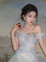 章若楠穿浅蓝水钻礼服清冷神秘 裙摆飞扬灵动梦幻