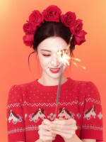 王楚然头戴玫瑰花俏丽可人 手拿烟花棒少女感满满