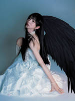 田曦薇戴黑色翅膀变堕天使 穿白色抹胸裙又纯又欲