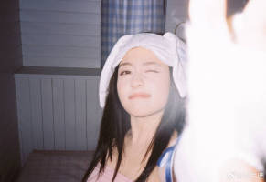 李兰迪头戴白色帽子少女气息拉满 托脸俏皮可爱