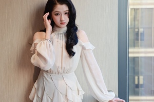 关晓彤穿轻纱连衣裙秀好身材!妆容精致气质优雅