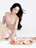 杨幂穿裸色长裙温柔大方 露香肩笑容浅浅仪态万千