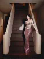 白鹿穿抹胸裙身材凹凸有致 回眸一笑尽显神秘魅惑