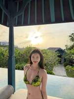 菅纫姿穿比基尼漫步沙滩 身姿舒展尽显热辣好身材