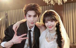 田曦薇张凌赫亲密挽肩默契十足 同框互动甜度超标