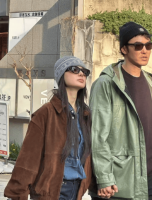 阮经天和女友十指紧扣逛街 两人年龄相差20岁