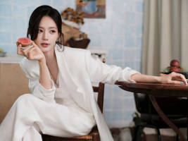 李一桐穿白色西装气质清新温柔 笑容浅浅松弛大方