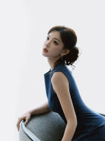 程潇穿蓝色长裙身材曲线窈窕 盘发造型优雅又精致