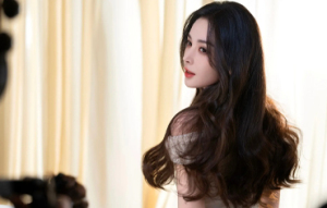 娜扎穿露肩白裙美神降临 大波浪卷发温柔明艳