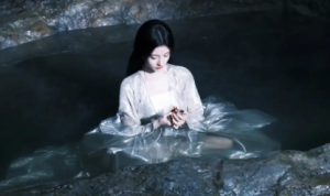 鞠婧祎着银纱古装水中出镜 湿发造型清冷出尘