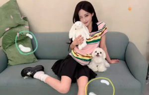 李一桐身穿彩色T恤配黑色短裙 怀抱小狗甜美可爱
