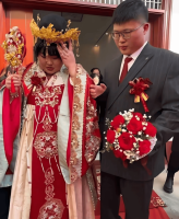 大衣哥曝女儿陪女婿送快递 直言不会接济他们